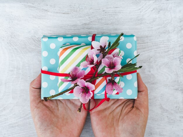 Caja de regalo, atada con una cinta rosa