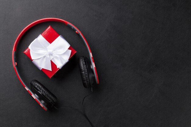 Caja de regalo con auriculares.