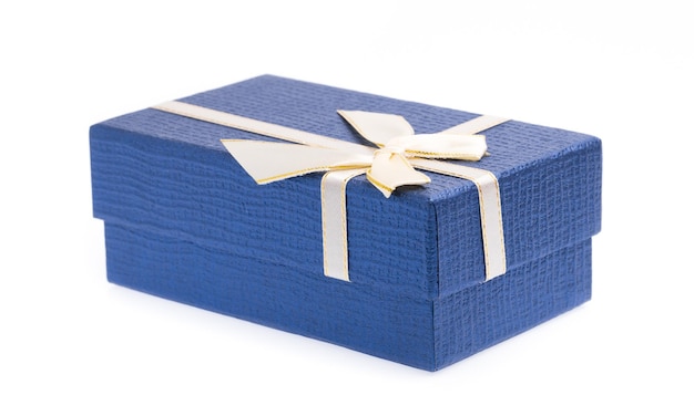 caja de regalo azul con cinta blanca aislada sobre fondo blanco.