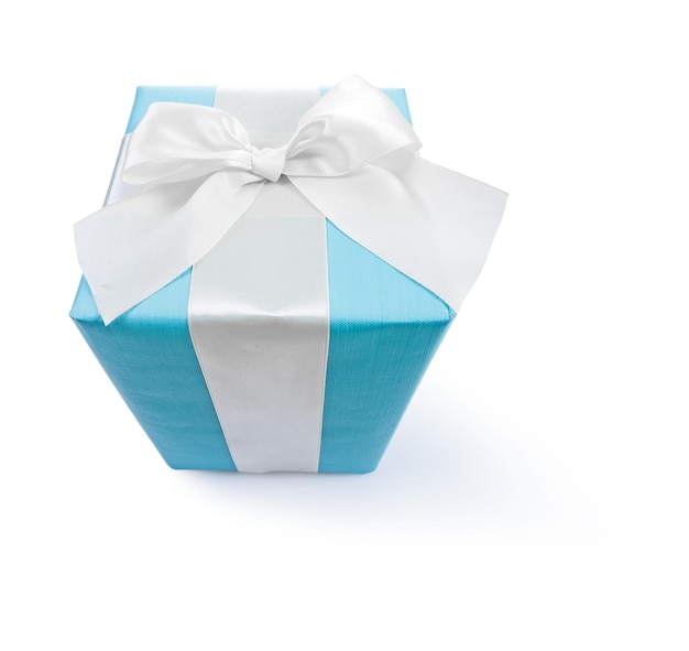 Caja de regalo azul con cinta blanca y lazo aislado en blanco