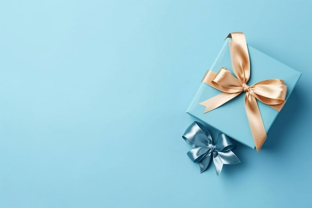 Una caja de regalo azul con una cinta dorada y un lazo sobre un fondo azul.