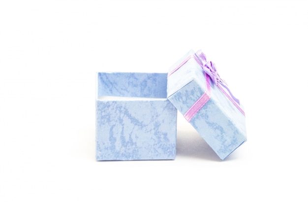 Caja de regalo azul con cinta morada apoyado contra otro