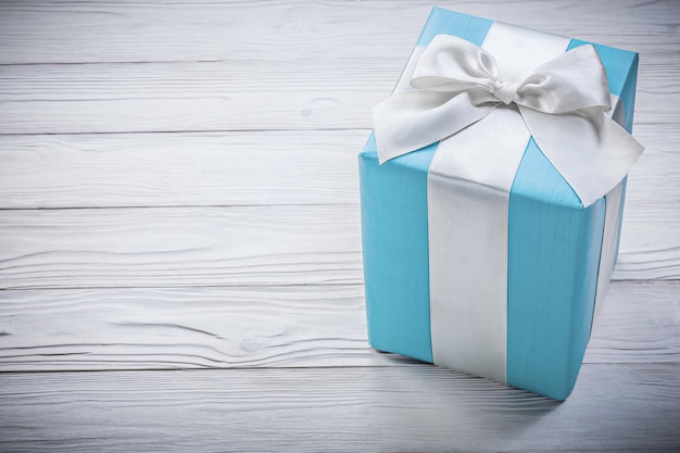 Caja de regalo azul en concepto de celebraciones de tablero de madera