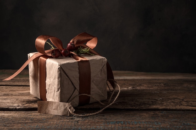 Caja de regalo bellamente decorada en una mesa de madera