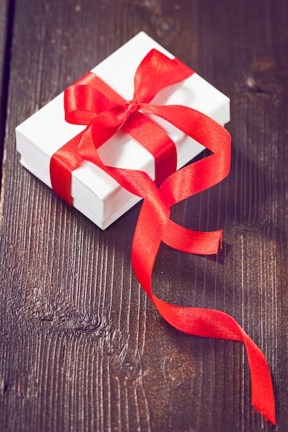 Caja de regalo blanca con cinta roja