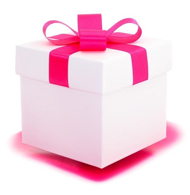 Caja de regalo blanca con cinta rosa.