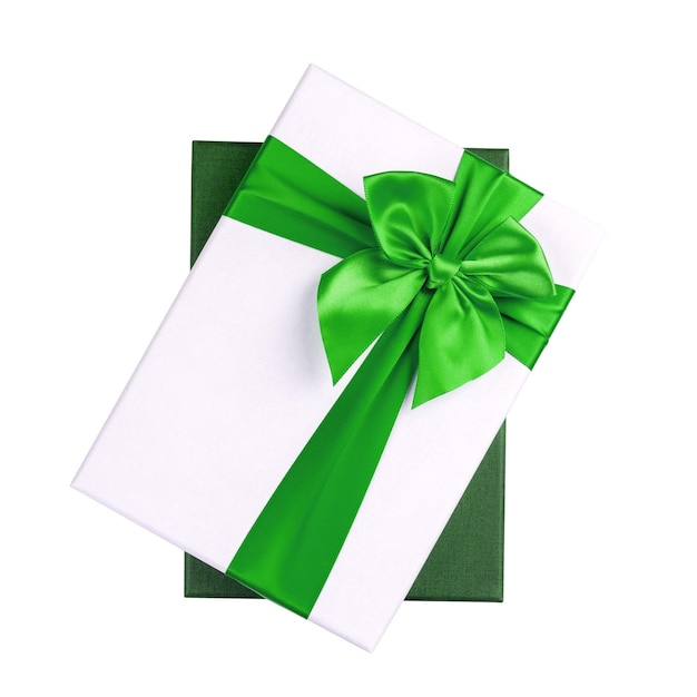 Caja de regalo blanca con cinta verde aislado sobre fondo blanco.