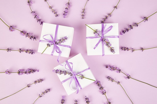 Caja de regalo blanca con cinta violeta y lavanda