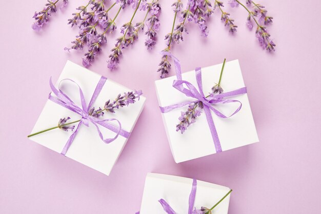 Caja de regalo blanca con cinta violeta y lavanda