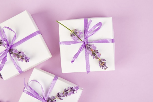 Foto caja de regalo blanca con cinta violeta y lavanda