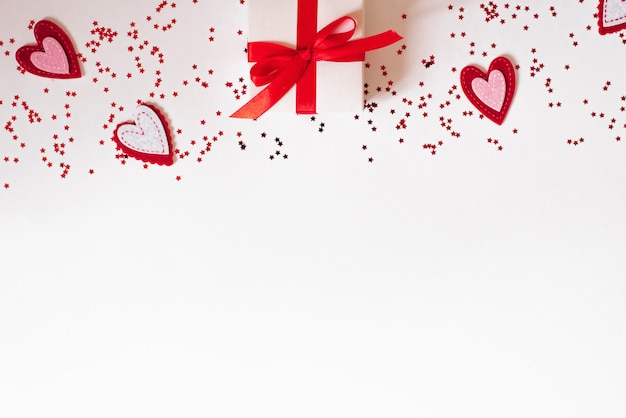 Caja de regalo blanca con hermoso lazo rojo y corazones Concepto del día de San Valentín