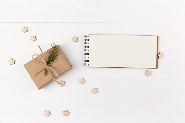 Caja de regalo con bloc de notas vacío
