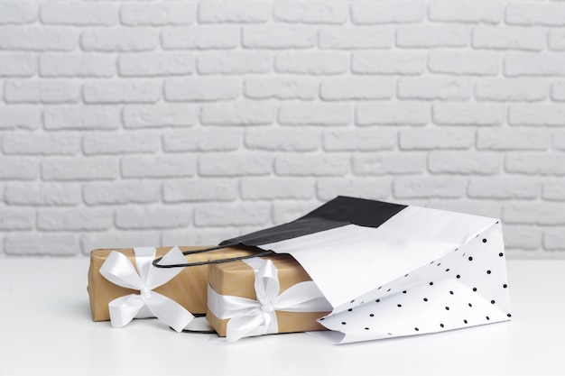 Caja de regalo en bolsa de papel.