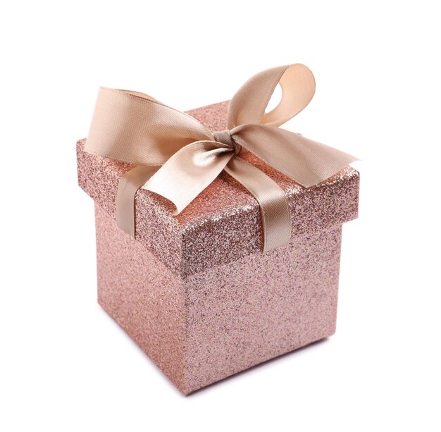 Caja de regalo brillante con lazo dorado sobre fondo blanco.