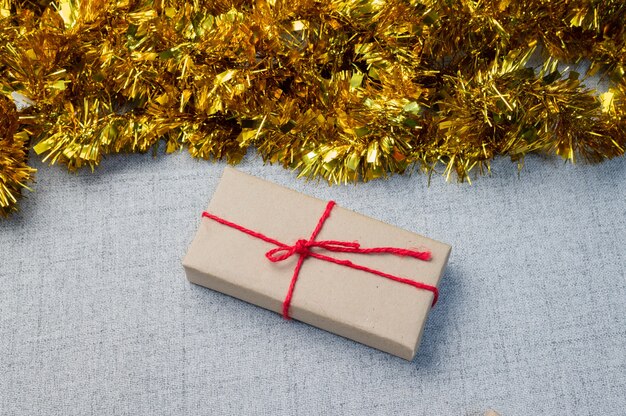Caja de regalo, caja de regalo de año nuevo, caja de regalo de Navidad, espacio de copia. Navidad, año nuevo, concepto de cumpleaños.