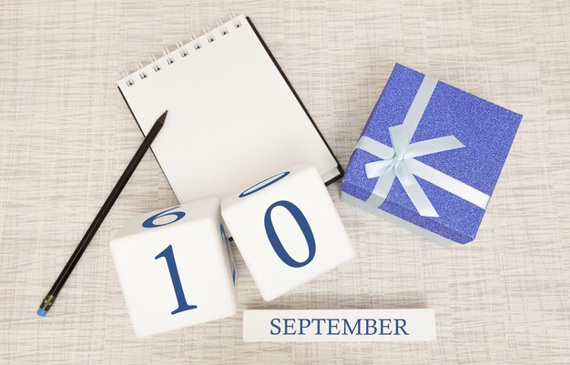 Caja de regalo y calendario de madera con números azules de moda, 10 de septiembre