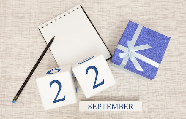 Caja de regalo y calendario de madera con números azules de moda, 22 de septiembre