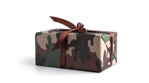 Foto caja de regalo de camuflaje aislada