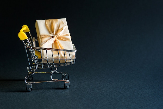 Caja de regalo en carrito de compras para Navidad