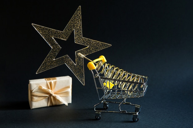 Caja de regalo en carrito de compras para Navidad