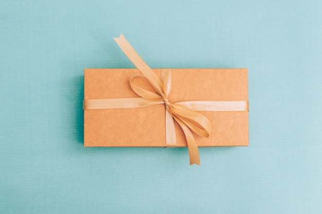 Caja de regalo de cartón con una cinta beige