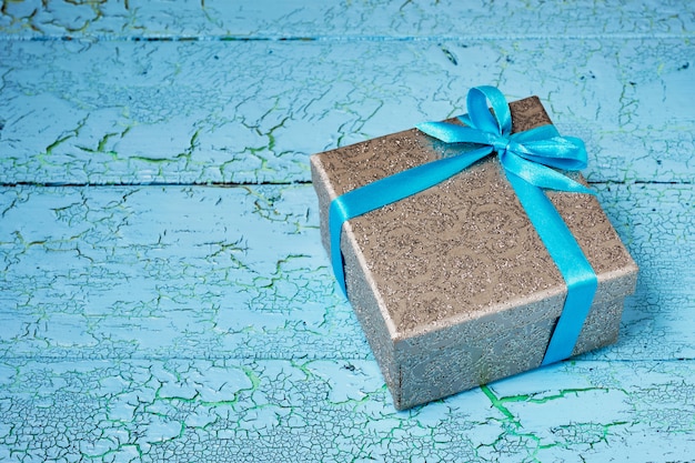 Caja de regalo con cinta azul