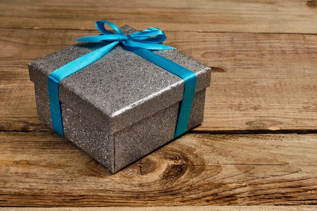 Caja de regalo con cinta azul