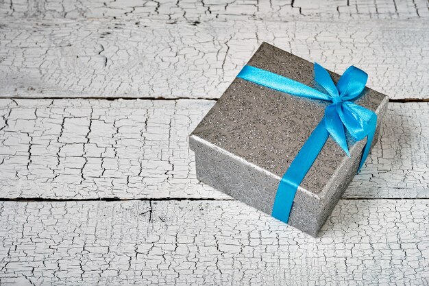 Caja de regalo con cinta azul