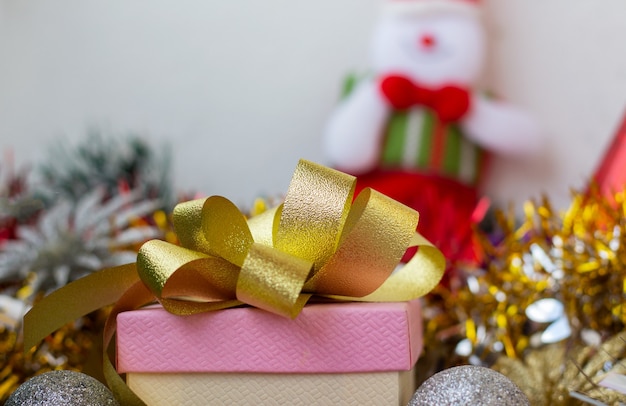 Caja de regalo y cinta dorada para fondo navideño