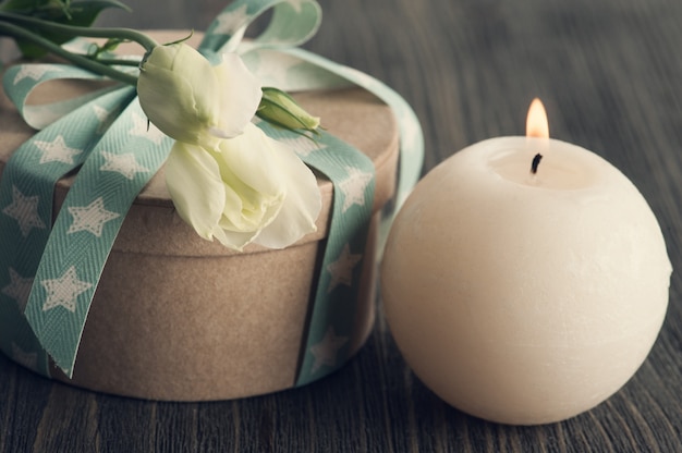 Caja de regalo con cinta de estrella en mesa rústica oscura