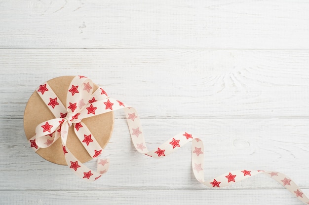 Caja de regalo con cinta roja estrella