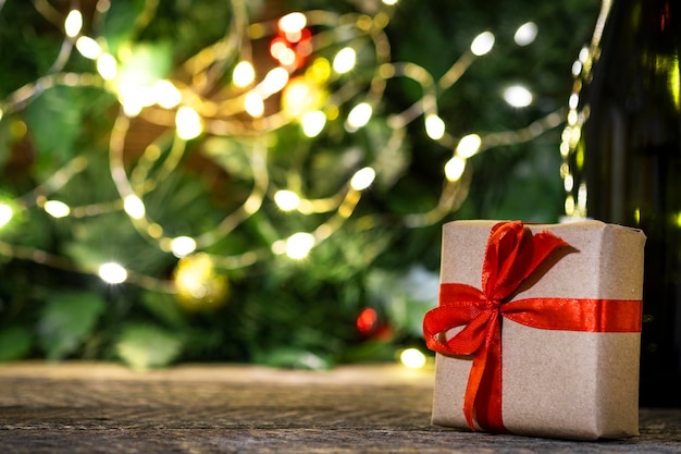 Caja de regalo con cinta roja sobre fondo de año nuevo Copiar espacio