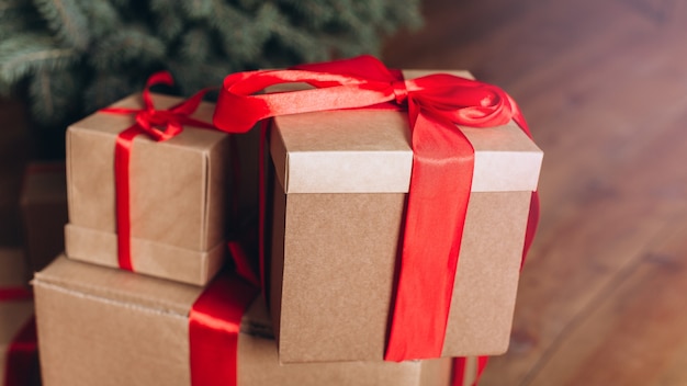 Caja de regalo con cinta roja
