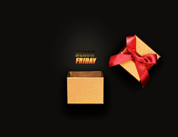 caja de regalo en color dorado con una inscripción en un fondo negro