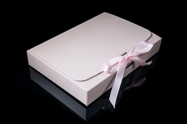 Caja de regalo de concepto de regalo de hombre con lazo de lujo sobre fondo oscuro Horizontal con espacio de copia