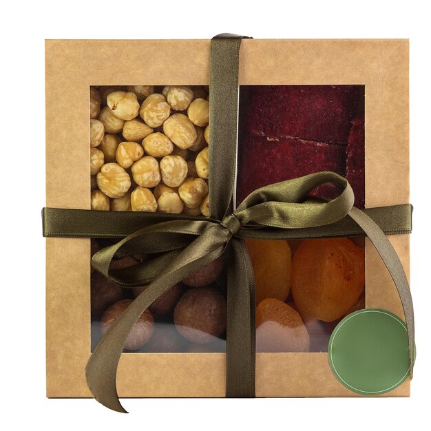 Caja de regalo con un conjunto de diferentes tipos de nueces y albaricoques secos y rahatlukum para comida vegetariana