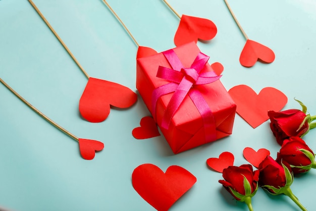Caja de regalo, corazón y rosa roja con fondo. Concepto de día de San Valentín