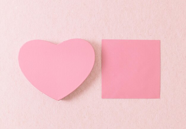 Caja de regalo de un corazón sobre un fondo rosa