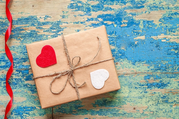 Caja de regalo con corazones en azul vintage