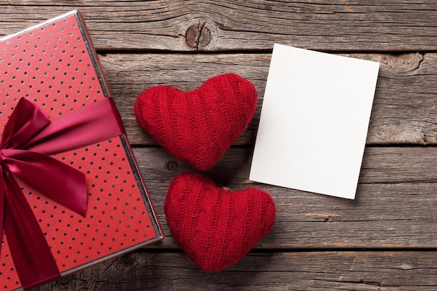 Caja de regalo y corazones del día de san valentín