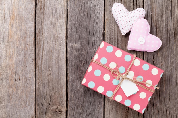 Caja de regalo y corazones del día de san valentín