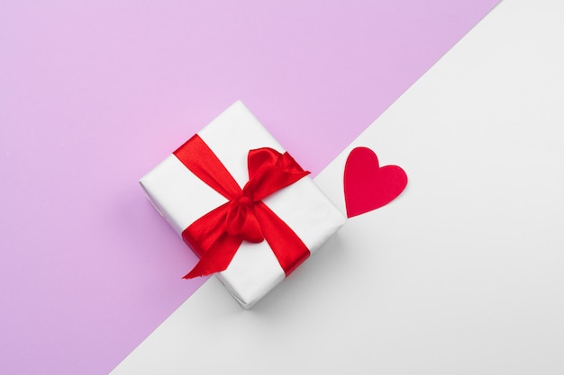 Caja de regalo y corazones de papel con espacio de copia, composición de San Valentín