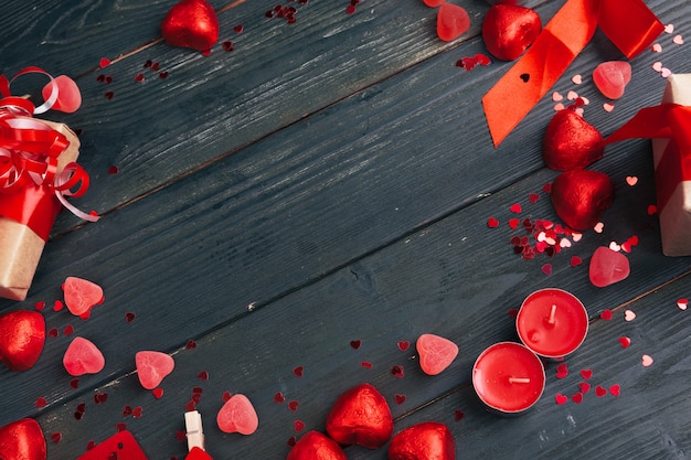 Caja de regalo con corazones rojos en mesa de madera