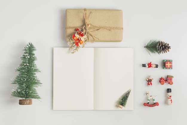 Caja de regalo, cuaderno en blanco y adornos navideños