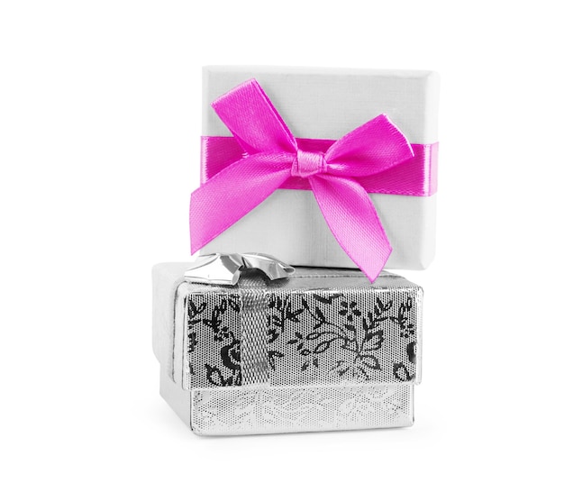 Caja de regalo cuadrada blanca con cinta y lazo aislado sobre fondo