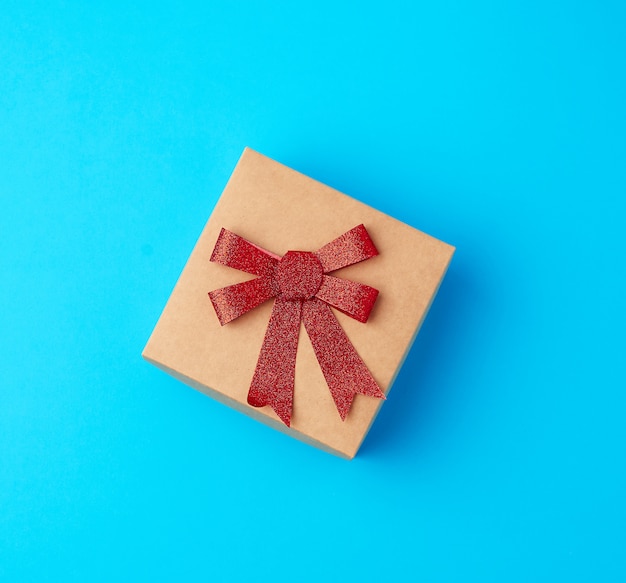 Caja de regalo cuadrada con un lazo azul