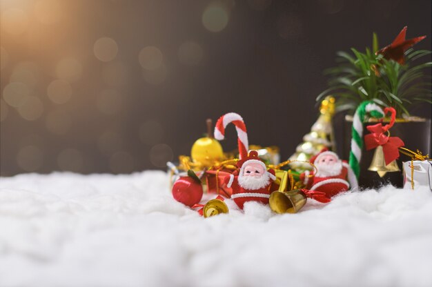 Caja de regalo con decoración navideña en la nieve.