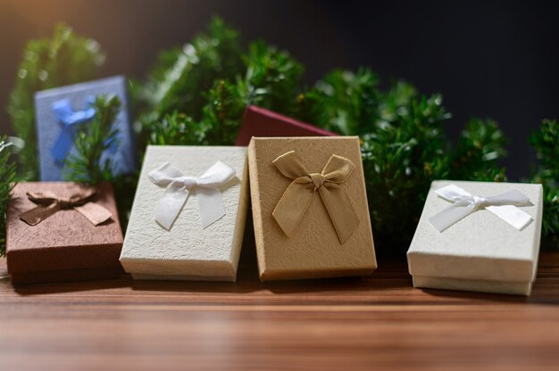 Caja de regalo con decoración navideña sobre mesa de madera