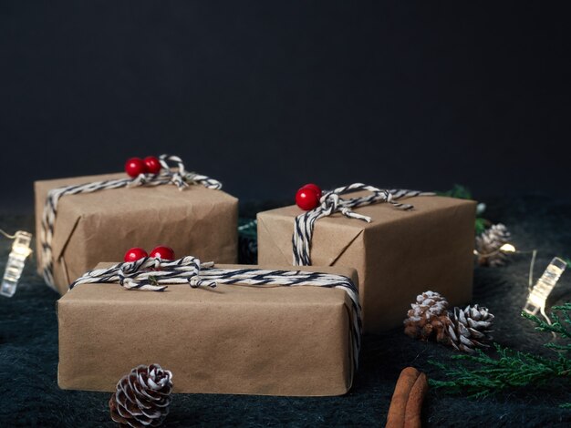 Caja de regalo y decoración navideña