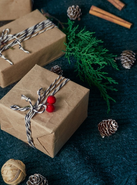 Caja de regalo y decoración navideña